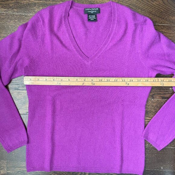 Lord & Taylor purple V-neck 100% Cashmere Sweater-Size Small Petite - Picture 4 of 5